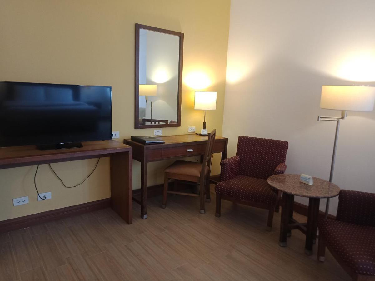 Days Hotel By Wyndham Iloilo Ngoại thất bức ảnh